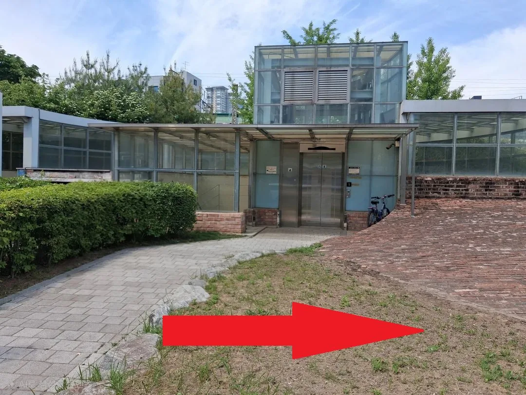 승강기에서 내려 오른쪽 방향 안내
