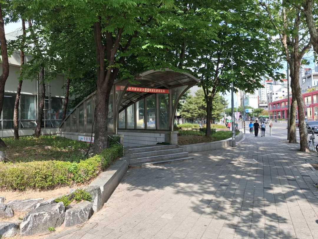 빨간 간판 지하 계단 초입